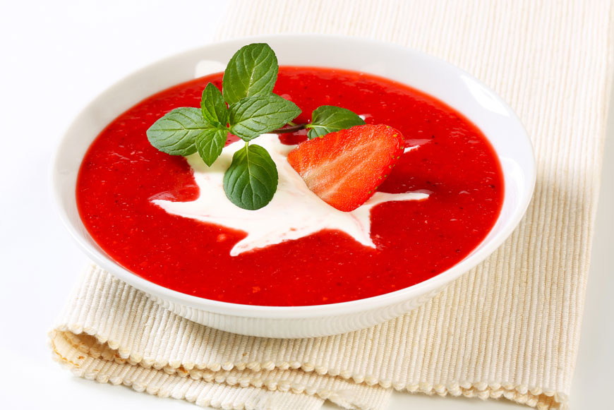 Клубничный суп с творожным кремом