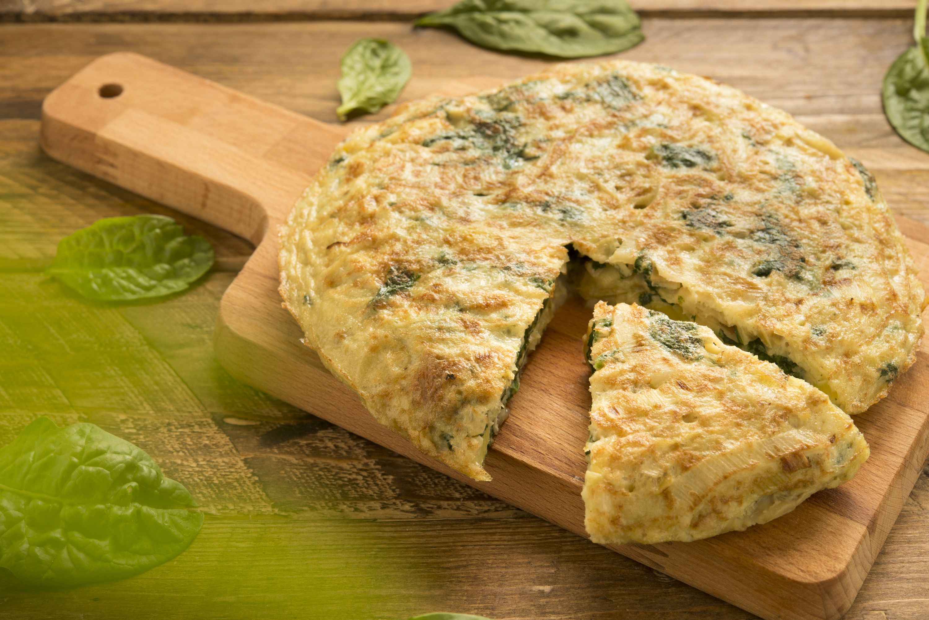 Греческая выпечка с сыром, шпинатом и грибами